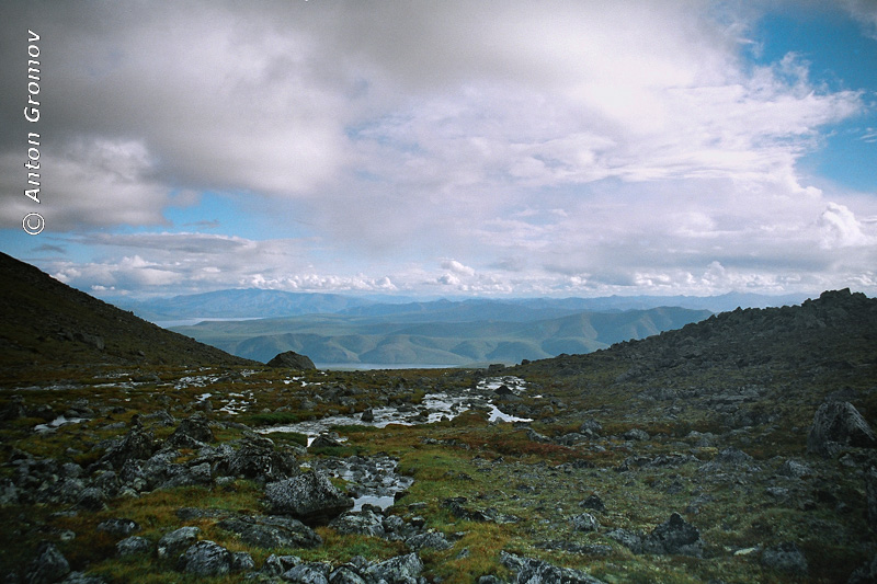 Вид из середины цирка в южном направлении. Слева на дальнем плане видна гора Ярыга (2020м.), а справа на горизонте просматривается гряда Горы Малых порогов.